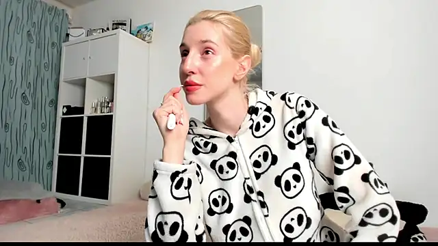 Snapshot of KenzieDawton chatting on March 2025 07:12:02 AM KenzieDawton online show from March 2025 07:12:02 AM