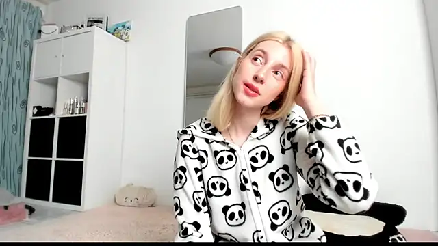 Snapshot of KenzieDawton chatting on March 2025 08:08:01 AM KenzieDawton online show from March 2025 08:08:01 AM