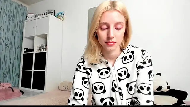 Snapshot of KenzieDawton chatting on March 2025 04:54:02 AM KenzieDawton online show from March 2025 04:54:02 AM