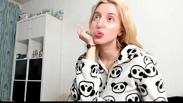 Snapshot of KenzieDawton chatting on March 2025 06:58:02 AM KenzieDawton online show from March 2025 06:58:02 AM