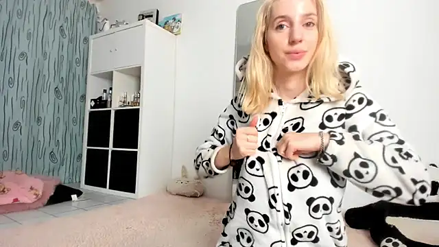 Snapshot of KenzieDawton chatting on October 2025 06:12:01 AM KenzieDawton online show from October 2025 06:12:01 AM