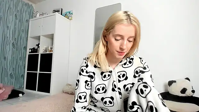 Snapshot of KenzieDawton chatting on October 2025 06:58:02 AM KenzieDawton online show from October 2025 06:58:02 AM