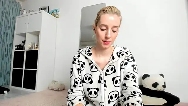 Snapshot of KenzieDawton chatting on October 2025 03:42:01 AM KenzieDawton online show from October 2025 03:42:01 AM