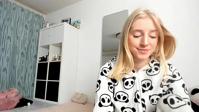 Snapshot of KenzieDawton chatting on October 2025 04:27:01 AM KenzieDawton online show from October 2025 04:27:01 AM