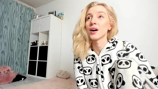 Snapshot of KenzieDawton chatting on November 2025 04:37:01 AM KenzieDawton online show from November 2025 04:37:01 AM