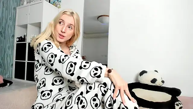 Snapshot of KenzieDawton chatting on November 2025 04:34:01 AM KenzieDawton online show from November 2025 04:34:01 AM