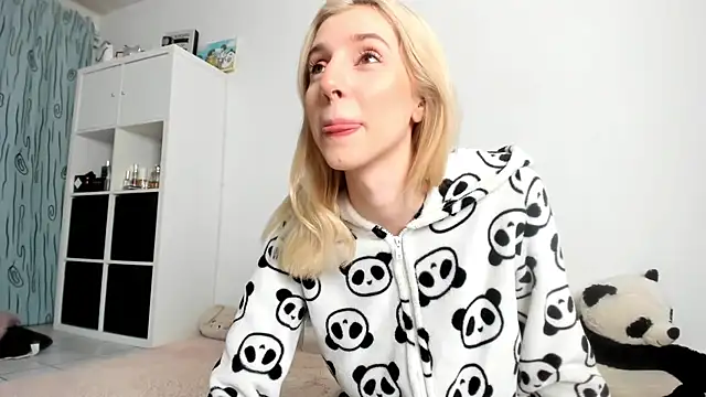 Snapshot of KenzieDawton chatting on November 2025 04:46:01 AM KenzieDawton online show from November 2025 04:46:01 AM