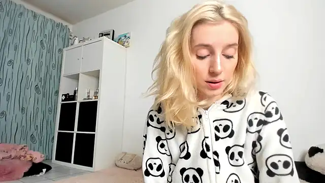 Snapshot of KenzieDawton chatting on November 2025 04:56:01 AM KenzieDawton online show from November 2025 04:56:01 AM