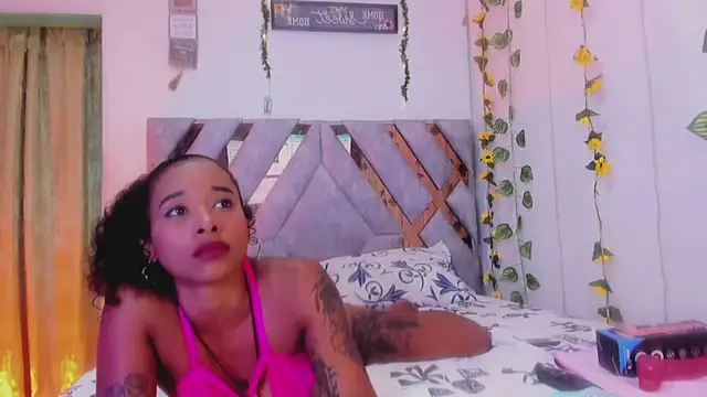 Snapshot of kelly_thomson chatting on February 2025 11:00:02 PM kelly thomson online show from February 2025 11:00:02 PM