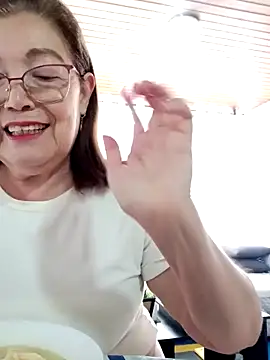 Snapshot of Vicky_Rosse chatting on March 2025 04:45:02 PM Vicky Rosse online show from March 2025 04:45:02 PM