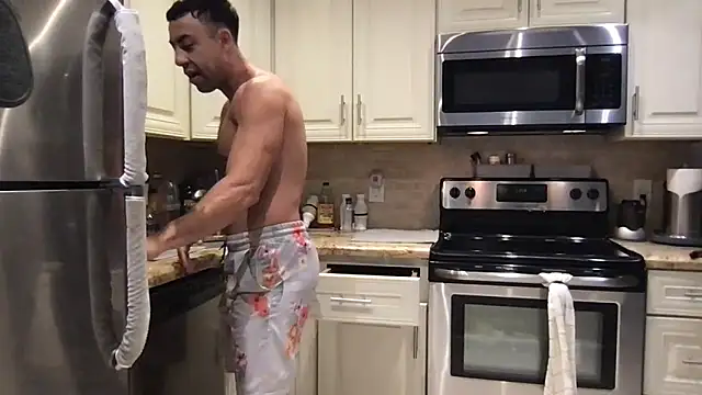 Snapshot of BigGuyMuscle chatting on April 2026 05:48:02 PM BigGuyMuscle online show from April 2026 05:48:02 PM