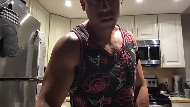 Snapshot of BigGuyMuscle chatting on April 2026 11:22:02 PM BigGuyMuscle online show from April 2026 11:22:02 PM