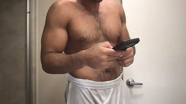 Snapshot of BigGuyMuscle chatting on May 2026 10:38:02 PM BigGuyMuscle online show from May 2026 10:38:02 PM