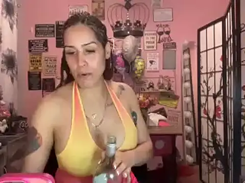 Snapshot of latinacubana chatting on January 2025 07:17:01 AM latinacubana online show from January 2025 07:17:01 AM