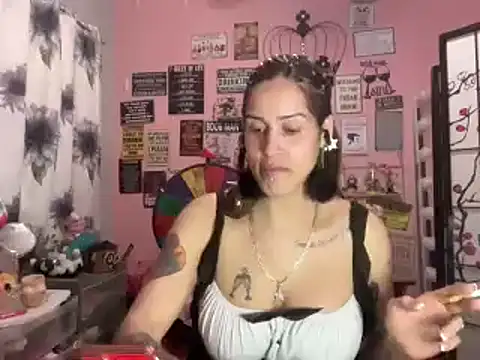 Snapshot of latinacubana chatting on January 2025 08:52:01 AM latinacubana online show from January 2025 08:52:01 AM