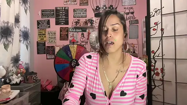 Snapshot of latinacubana chatting on January 2025 10:41:01 PM latinacubana online show from January 2025 10:41:01 PM