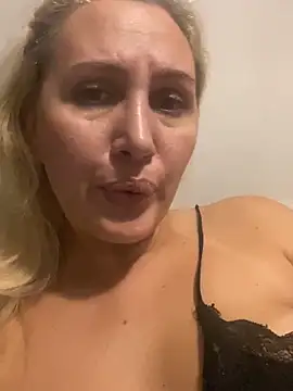 YourBlondee online show from October 2025 11:43:01 AM