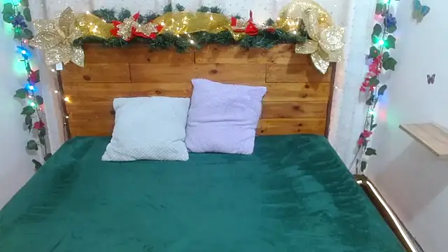 Snapshot of NikkieMilky chatting on December 2025 11:44:02 PM NikkieMilky online show from December 2025 11:44:02 PM