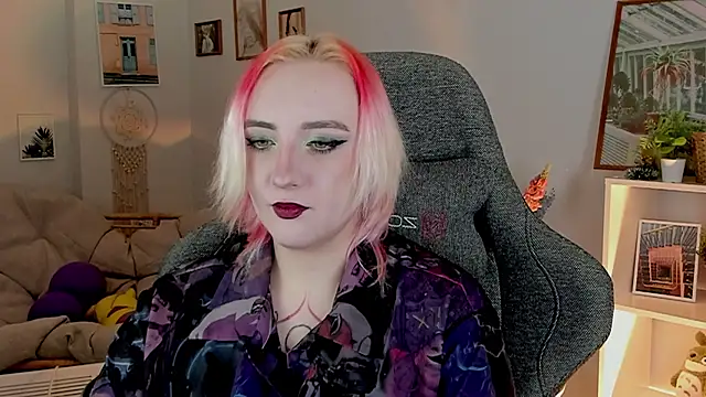 Snapshot of AsheLucker chatting on February 2025 08:10:01 PM AsheLucker online show from February 2025 08:10:01 PM