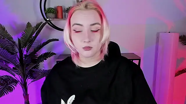 Snapshot of AsheLucker chatting on February 2025 05:15:01 PM AsheLucker online show from February 2025 05:15:01 PM