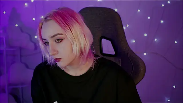 Snapshot of AsheLucker chatting on February 2025 02:17:02 AM AsheLucker online show from February 2025 02:17:02 AM