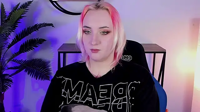 Snapshot of AsheLucker chatting on February 2025 05:45:02 AM AsheLucker online show from February 2025 05:45:02 AM