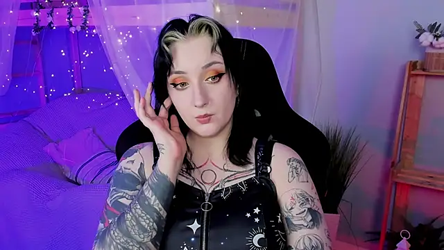 Snapshot of AsheLucker chatting on October 2025 11:07:01 PM AsheLucker online show from October 2025 11:07:01 PM