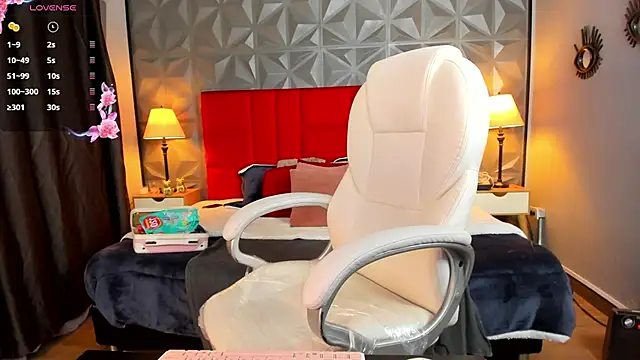 Holly madison  online show from March 2025 01:24:01 PM