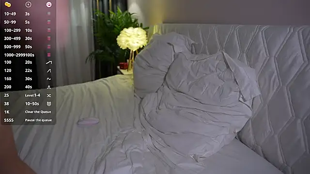 CatchMe1 online show from October 2025 05:01:01 PM