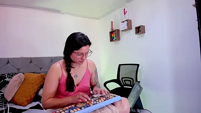 vanessabrown  online show from October 2025 05:09:01 PM