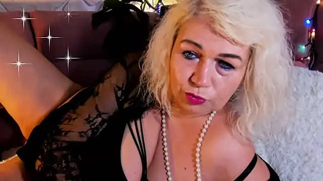 Snapshot of glamour_kitten chatting on October 2025 03:14:02 PM glamour kitten online show from October 2025 03:14:02 PM