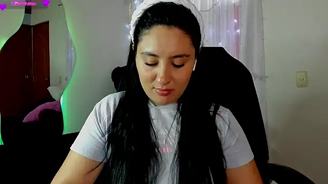 Snapshot of AnushaKumari chatting on December 2024 02:00:01 PM AnushaKumari online show from December 2024 02:00:01 PM