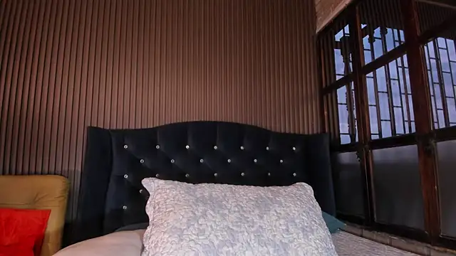 JuliaDawson  online show from February 2026 11:23:02 PM