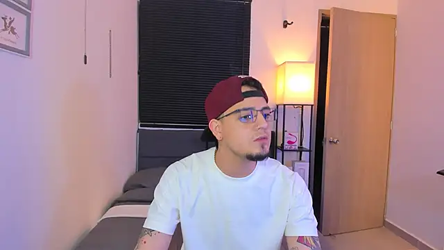 Snapshot of alejandro_calderon1 chatting on April 2026 04:26:02 AM alejandro calderon1 online show from April 2026 04:26:02 AM