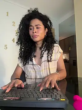 Snapshot of GabriSaenz chatting on December 2024 10:40:02 PM GabriSaenz online show from December 2024 10:40:02 PM