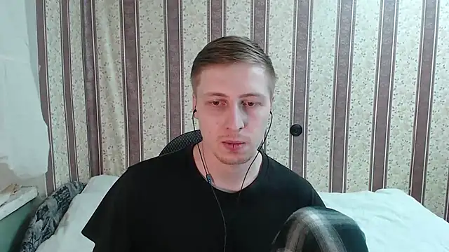 Snapshot of darienlarge chatting on March 2025 07:05:01 PM darienlarge online show from March 2025 07:05:01 PM