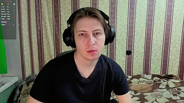 Snapshot of darienlarge chatting on December 2025 02:39:01 AM darienlarge online show from December 2025 02:39:01 AM