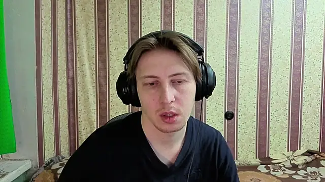 Snapshot of darienlarge chatting on December 2025 04:30:01 AM darienlarge online show from December 2025 04:30:01 AM