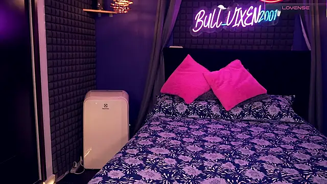 Snapshot of bull_vixen2001 chatting on November 2025 12:37:02 PM bull vixen2001 online show from November 2025 12:37:02 PM