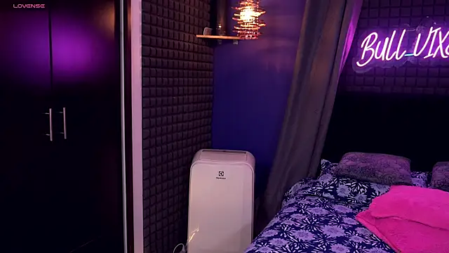 Snapshot of bull_vixen2001 chatting on December 2025 10:06:01 PM bull vixen2001 online show from December 2025 10:06:01 PM