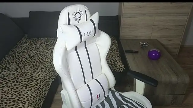 Snapshot of MolligSpielle chatting on January 2025 04:50:01 PM MolligSpielle online show from January 2025 04:50:01 PM