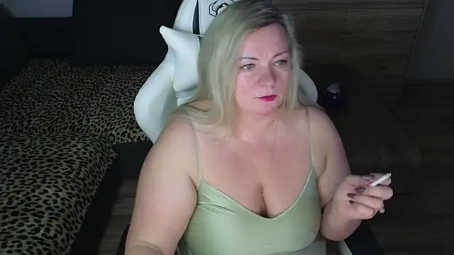 Snapshot of MolligSpielle chatting on January 2025 09:30:01 PM MolligSpielle online show from January 2025 09:30:01 PM