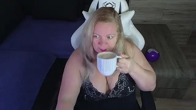 Snapshot of MolligSpielle chatting on September 2025 08:25:01 AM MolligSpielle online show from September 2025 08:25:01 AM