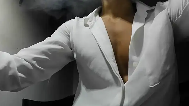 Snapshot of crazylatinguyy chatting on November 2025 08:17:01 AM crazylatinguyy online show from November 2025 08:17:01 AM