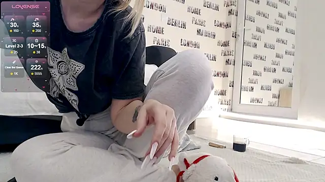 sweetdaiana23 online show from February 2025 01:42:01 AM