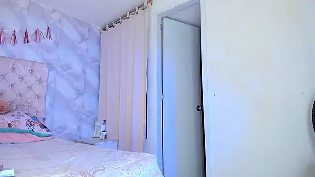 Snapshot of KatalinaMillan chatting on January 2025 01:35:01 AM KatalinaMillan online show from January 2025 01:35:01 AM