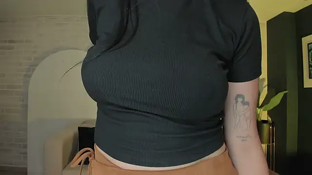 Snapshot of LilaWest chatting on December 2024 01:37:02 AM LilaWest online show from December 2024 01:37:02 AM