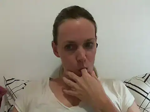 Snapshot of Annylove1 chatting on March 2025 10:42:01 PM Annylove1 online show from March 2025 10:42:01 PM