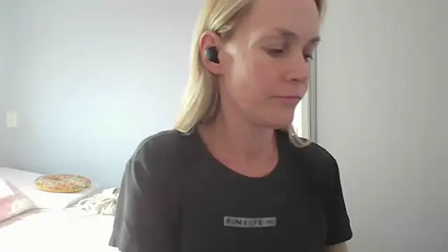 Annylove1 online show from April 2026 04:53:02 PM