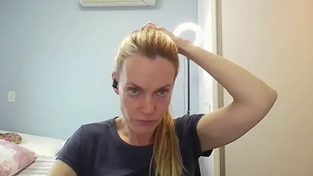 Annylove1 online show from April 2026 07:42:01 PM